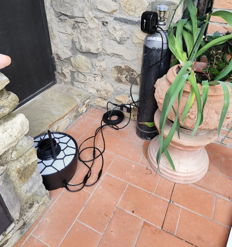 Bio-trappola con bombola di CO₂ e timer su un terrazzo in cotto