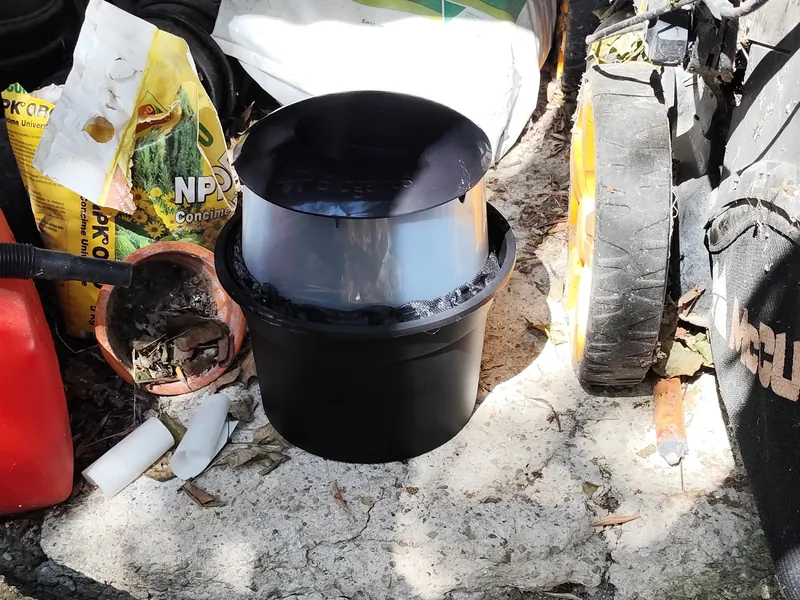 Bio-trappola in un angolo riparato del giardino
