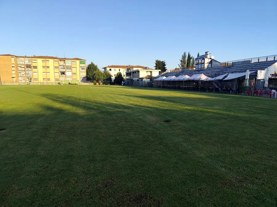 Vista del campo dalla tribuna, taglio a righe visibile su tutta la superficie