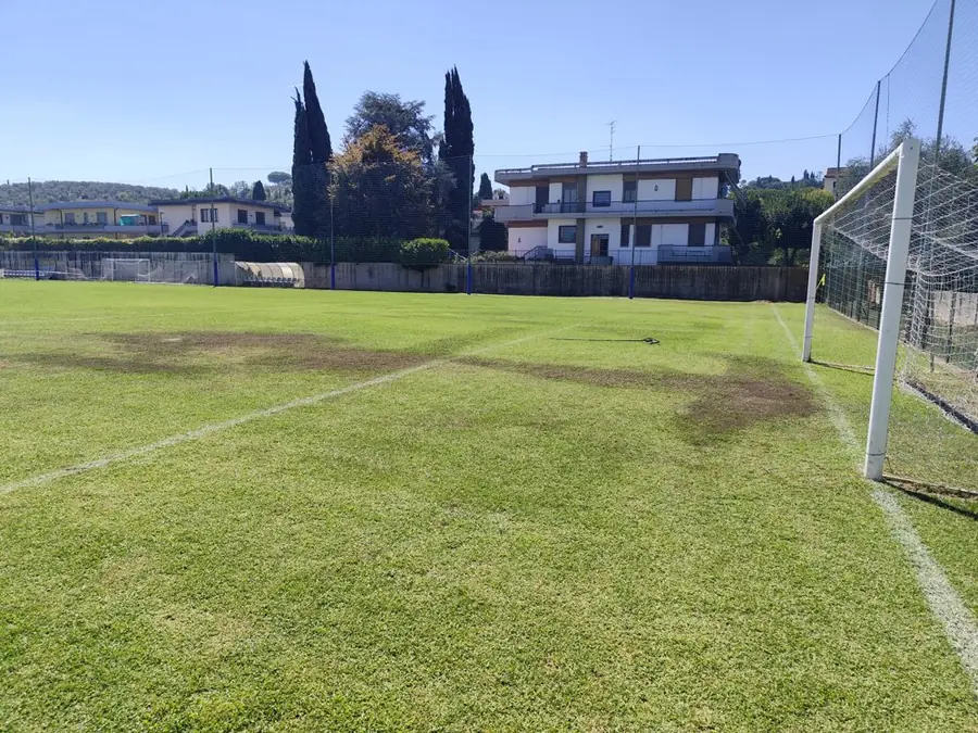 Il campo a metà giornata visto dal lato degli spogliatoi