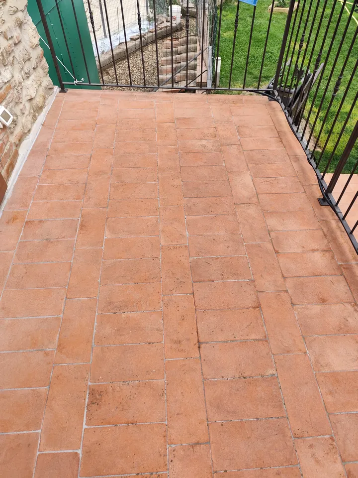 Lo stesso terrazzo dopo la pulizia, con il colore del cotto di nuovo visibile