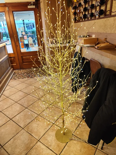 Albero luminoso all'ingresso di un locale