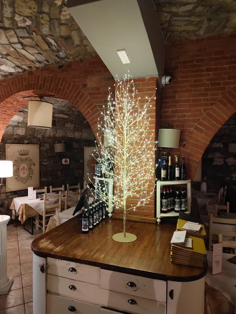 Albero luminoso in un ristorante con volte in pietra e mattoni