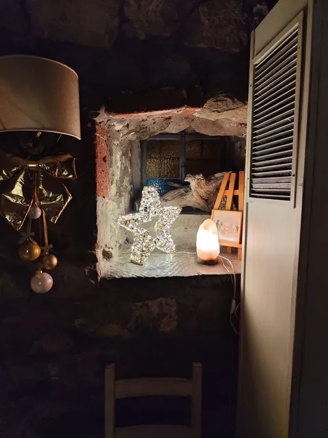 Stella luminosa in una nicchia in pietra