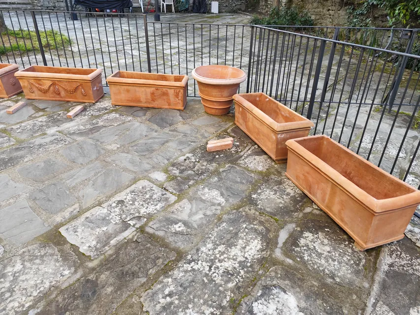 Fioriere e conche in terracotta, lisce e decorate