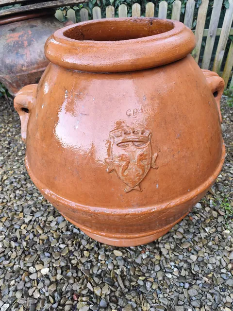 Orcio in terracotta con stemma in rilievo