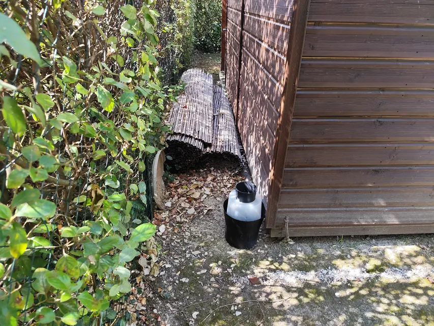 Trappola per zanzare posizionata accanto a un capanno in legno