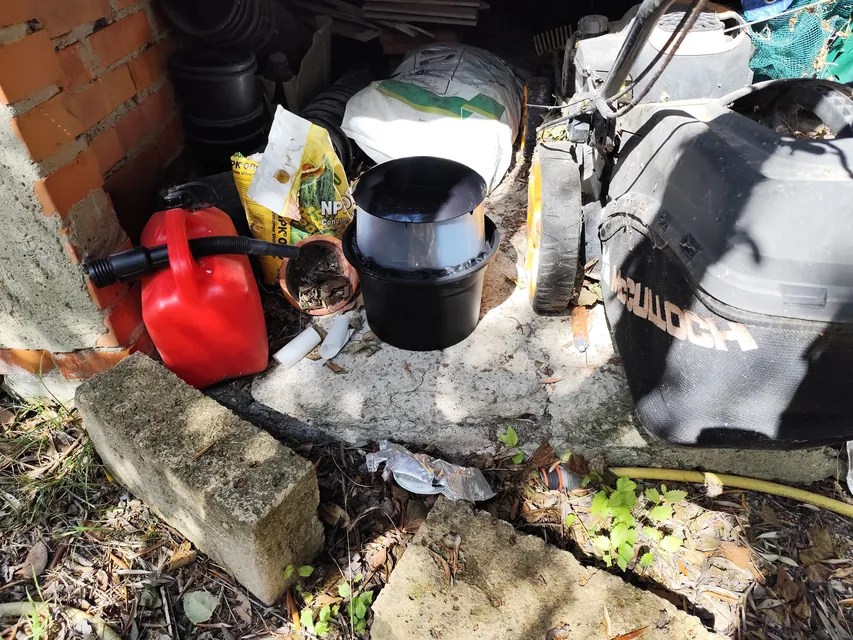 Trappola per zanzare in una zona d'ombra sotto una tettoia